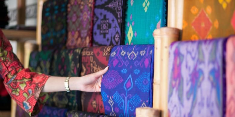 Dipakai dalam Koleksi Dior, Yuk Kenal Lebih Dekat Kain Endek Bali Halaman all - Kompas.com